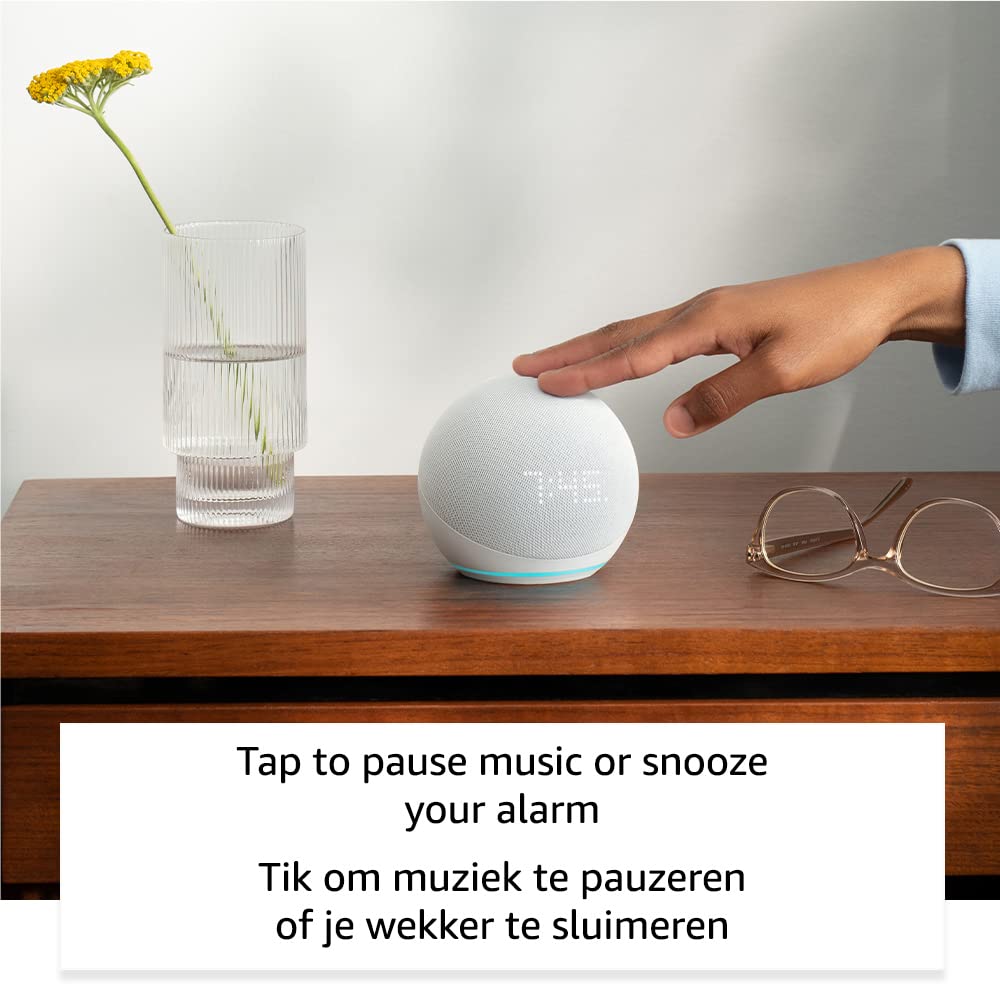 Echo Dot (5e generatie, 2022-release) met klok | Internationale versie | Slimme luidspreker met klok en Alexa | Wit | Nederlandse taal niet beschikbaar