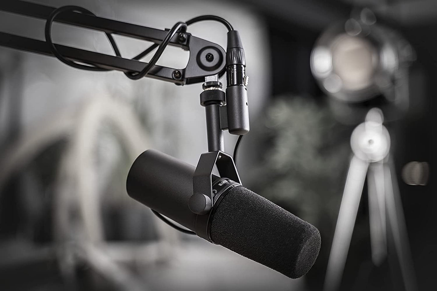 Shure SM7B vocale dynamische microfoon voor uitzending, podcast & opname, XLR Studio Mic voor muziek en spraak, brede frequentie, warm en glad geluid, robuuste constructie, afneembare voorruit - zwart